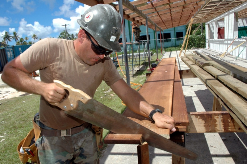 charpentier-DRAGUIGNAN-min_worker_construction_building_carpenter_male_job_build_helmet-893290